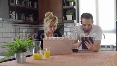 丈夫和妻子在厨房休息时上网